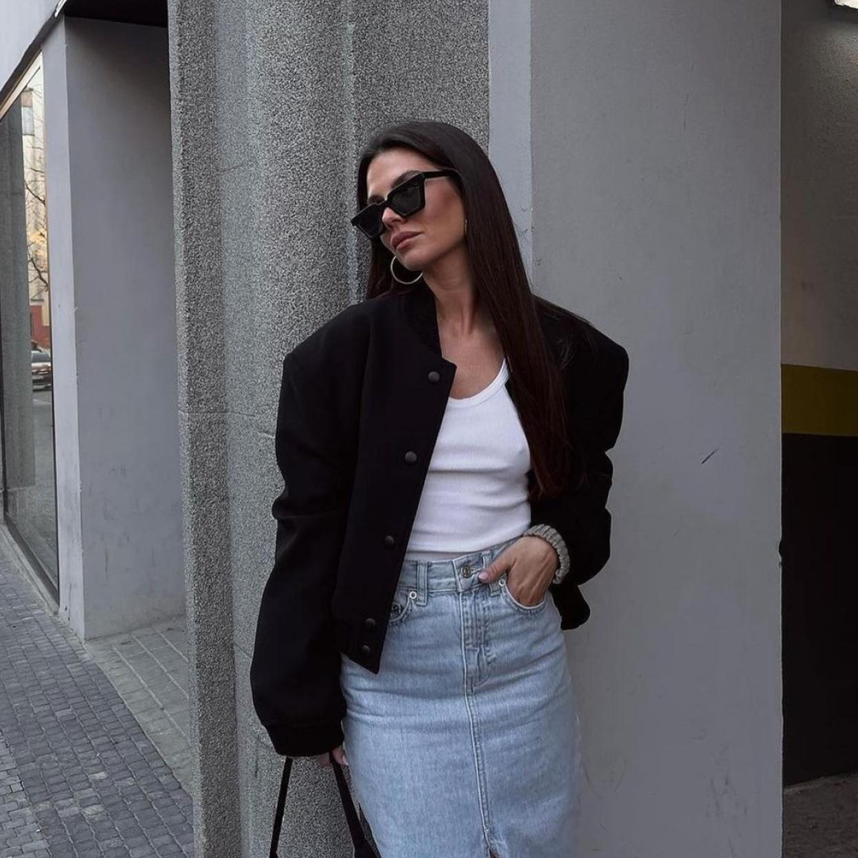 Una influencer con chaqueta estilo bomber.