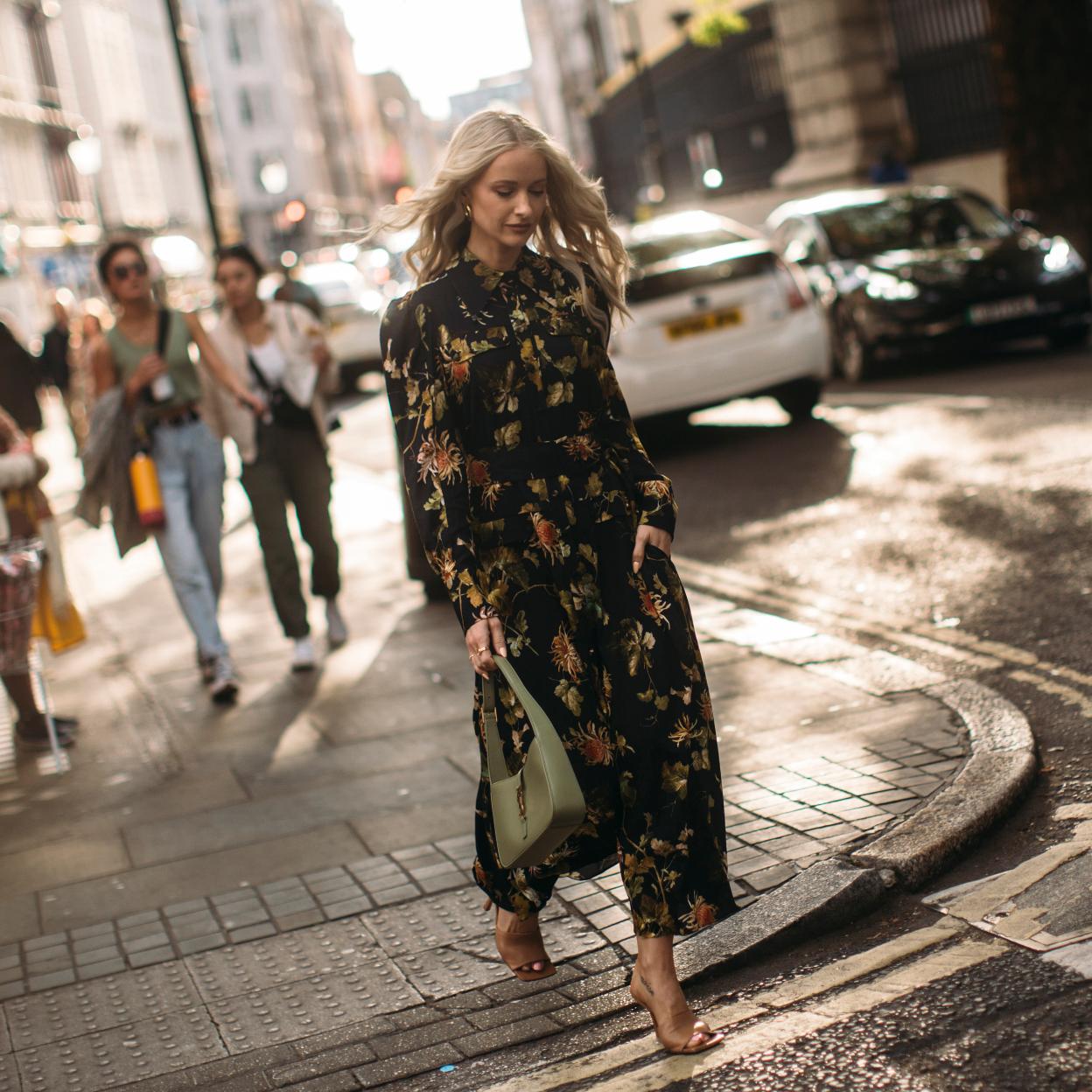 Look de street style con vestido estampado y complementos a juego.