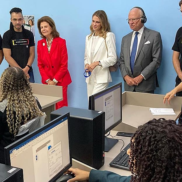 La princesa Magdalena junto a sus padres en un acto
