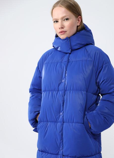 Imagen - Abrigo acolchado en azul de Lefties. Foto: Lefties.