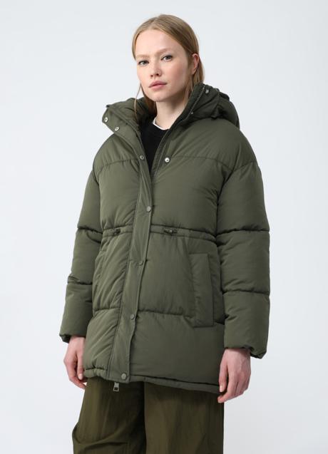 Imagen - Abrigo acolchado en verde de Lefties. Foto: Lefties.