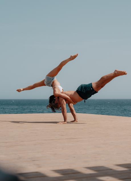 Imagen - Pareja haciendo acroyoga/PEXELS