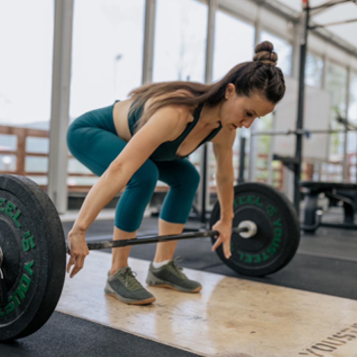 Mujer levantando peso muerto