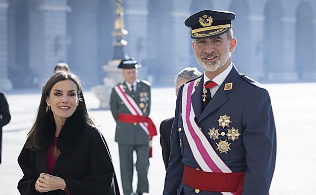 El rey Felipecon la reina Letizia en el patio del palacio real.