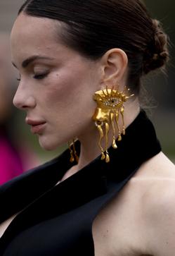 Imagen secundaria 2 - MODA: Donde comprar los pendientes XL que han triunfado en la Semana de la Alta Costura de París