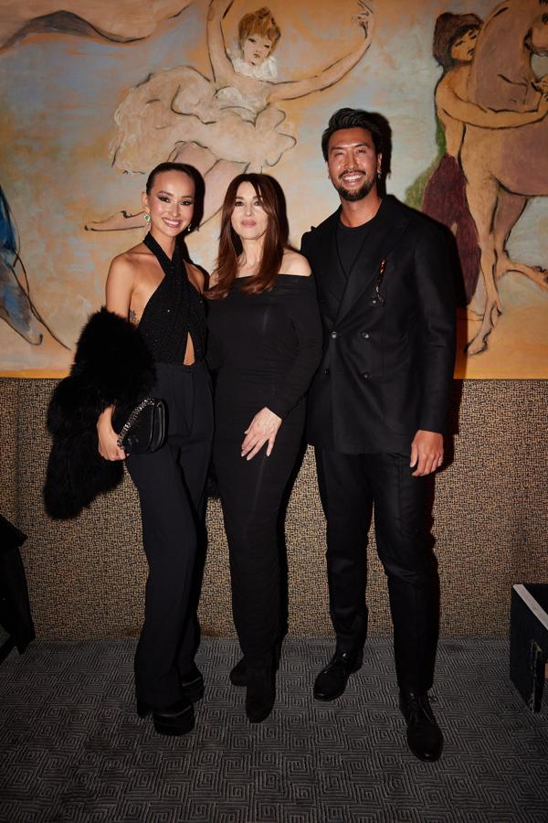 Incluso los participantes del reality 'Bling Empire: New York' Vika Abbyaeva y Richard Chang, hicieron el photocal improvisado junto a Belluci. 