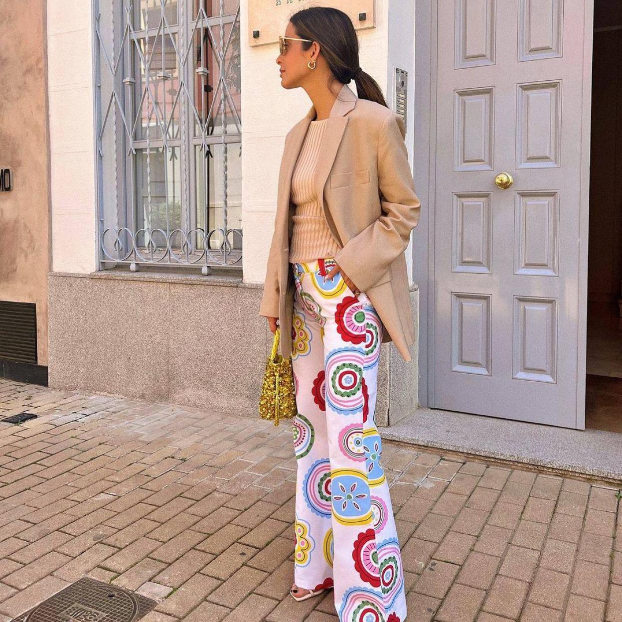La influencer lleva un look muy chic con pantalones estampados