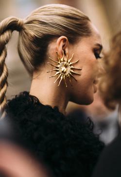 Imagen secundaria 2 - MODA: Donde comprar los pendientes XL que han triunfado en la Semana de la Alta Costura de París