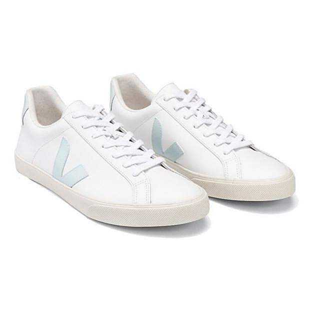 Zapatillas Veja con logo en azul.