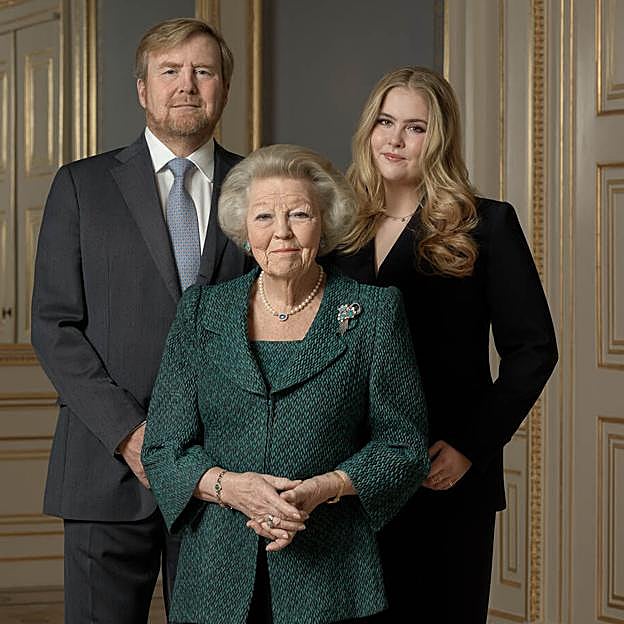 La reina Beatriz ha celebrado sus 85 años posando junto a su hijo Guillermo y su nieta Catalina Amalia.