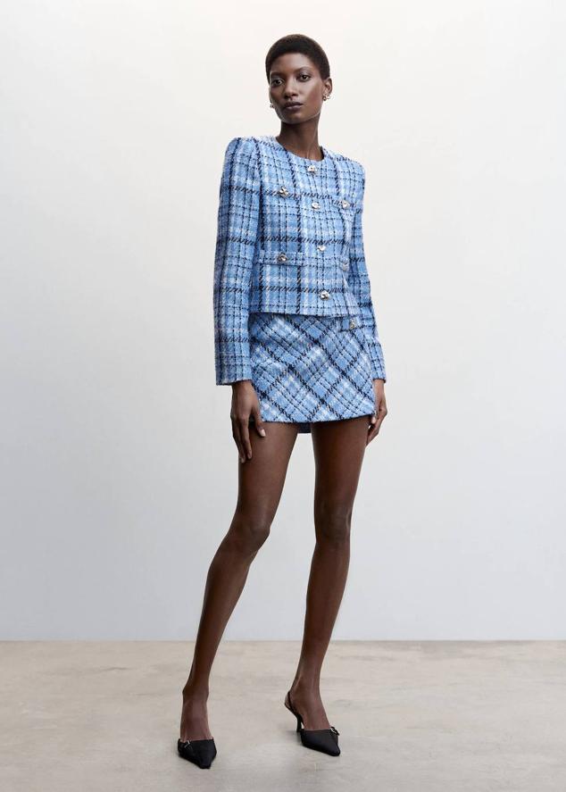 Conjunto de tweed con chaqueta cuadrada y minifalda, en print a cuadros azules, de Mango. Está disponible por 69,99 euros y 29,99 euros.