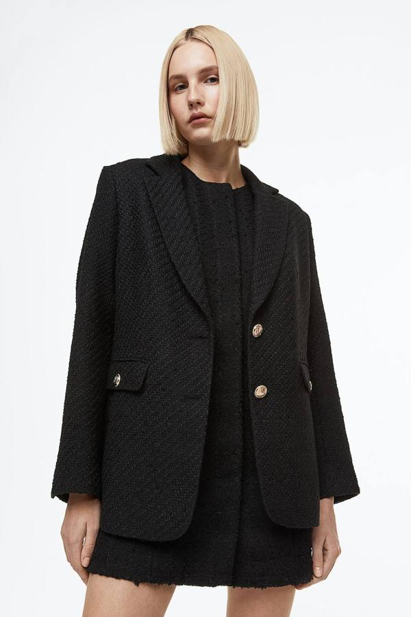 Conjunto de tweed con blazer de botones dorados y mini vestido de manga corta, color negro, de H&M. Cómpralo a 49,99 euros, cada prenda.