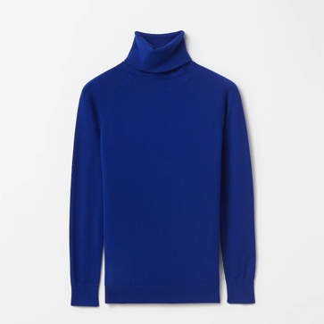 Imagen secundaria 1 - La camiseta de lentejuelas de Mango, el jersey azul de Sfera y los pantalones negros de Mango.