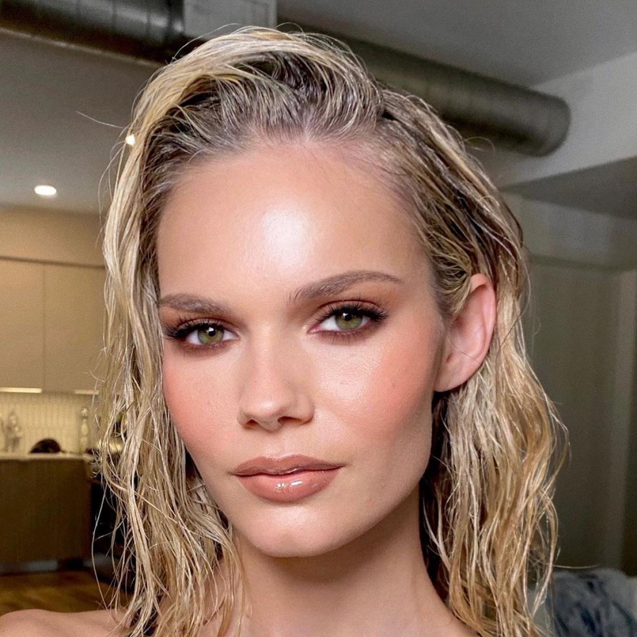 Una mujer con barra de labios efecto gloss.