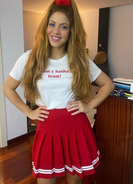 Imagen - Shakira no ha incorporado los códigos de la elegancia que se les supone a las mujeres de más de 45: continúa teniendo la misma talla que a los 16. (Foto: INSTAGRAM). 