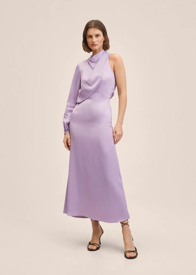 Es un vestido efecto satinado en color lila. Cuenta con un diseño asimétrico con manga larga solo por una zona. Es un diseño elegante, favorecedor y con fruncido. Precio: 39,99 euros.