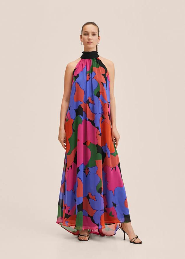 Se trata de un vestido con cuello halter y estampado de flores. Cuenta con un diseño de cuello halter con detalle de cinta en color negro.Tiene un estilo oversize y un forro interior. Precio: 54,99 euros.