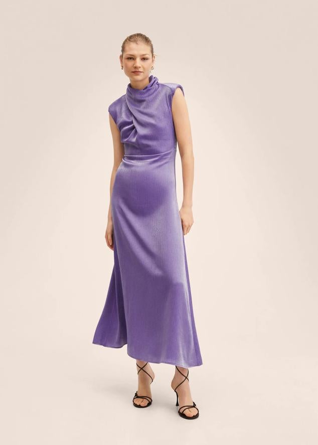 Se trata de un vestido midi con hombreras y cuello alto. Cuenta con acabado metalizado y cierre de cremallera en la parte posterior. Precio: 39,99 euros.