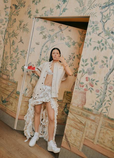 Imagen - Top, falda y chaleco de Zimmermann, zapatillas de Veja y anillo Serpenti Viper de Bulgari. FOTOGRAFÍA: Rosa copado / ESTILISMO: Gervasio Pérez