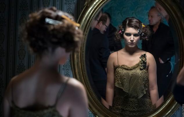 Ambientada en los años 20 y 30, esta coproducción europea narra a través de los diarios personales, cartas y memorias, la vida de 13 personajes distintos en el periodo de entreguerras.