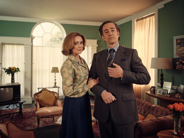 Matthew Macfadyen (Succession) y Keeley Hawes (Los Durrell), matrimonio en la vida real, protagonizan esta miniserie sobre una de las historias más rocambolescas y extrañas de la política británica moderna: la del político laborista John Stonehouse, un hombre que sonaba como primer ministro y arruinó su carrera fingiendo su propia muerte en 1974. 