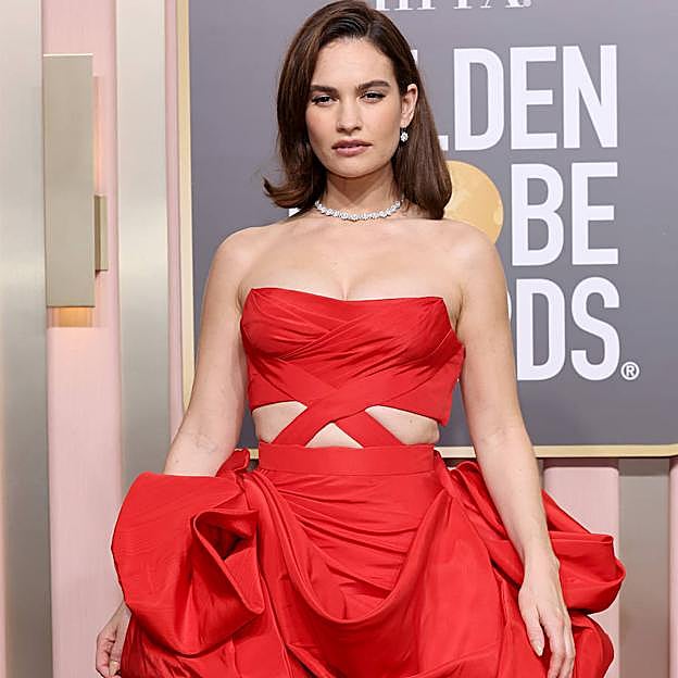 Imagen principal - Lily James acudió a los Globos de Oro de este año con un corte clavicut reinventado en un peinado retro. El corte clavicut también lo hemos visto en la pasarela de Halpern o Genny.