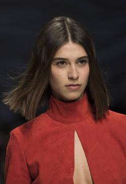 Imagen secundaria 2 - Lily James acudió a los Globos de Oro de este año con un corte clavicut reinventado en un peinado retro. El corte clavicut también lo hemos visto en la pasarela de Halpern o Genny.