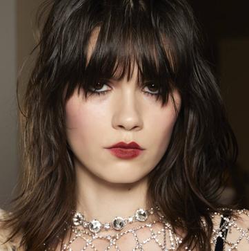 Imagen secundaria 1 - La actriz Jenna Ortega ha apostado por una melena muy desfilada con el flequillo de moda, abierto en el centro. También lo hemos visto en los desfiles de Philosophi y nº 21.