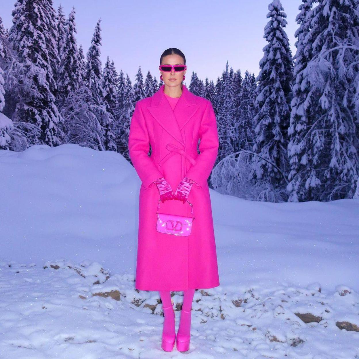 La influencer lleva un abrigo rosa fucsia super favorecedor