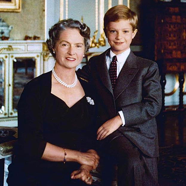 Carlos Gustavo de Suecia con su madre.