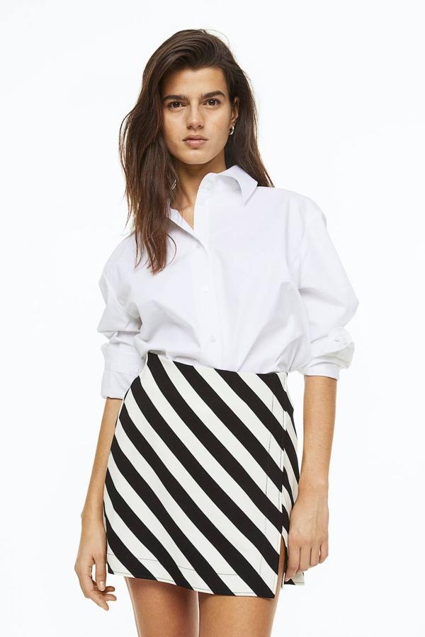 Falda corta cruzada con tiro alto y print a rayas asimétricas bicolor, de H&M. Consíguela por 12,99 euros.