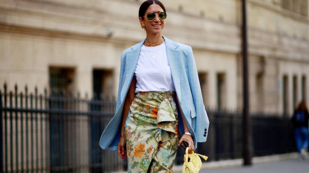 La influencer lleva un look elegante con falda estampada