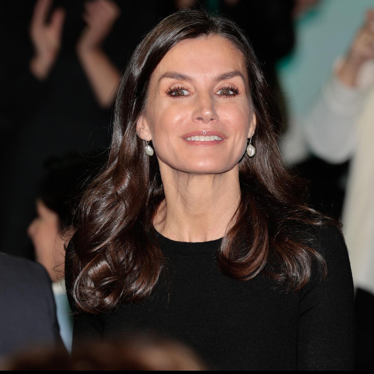 La reina Letizia con un jersey negro.