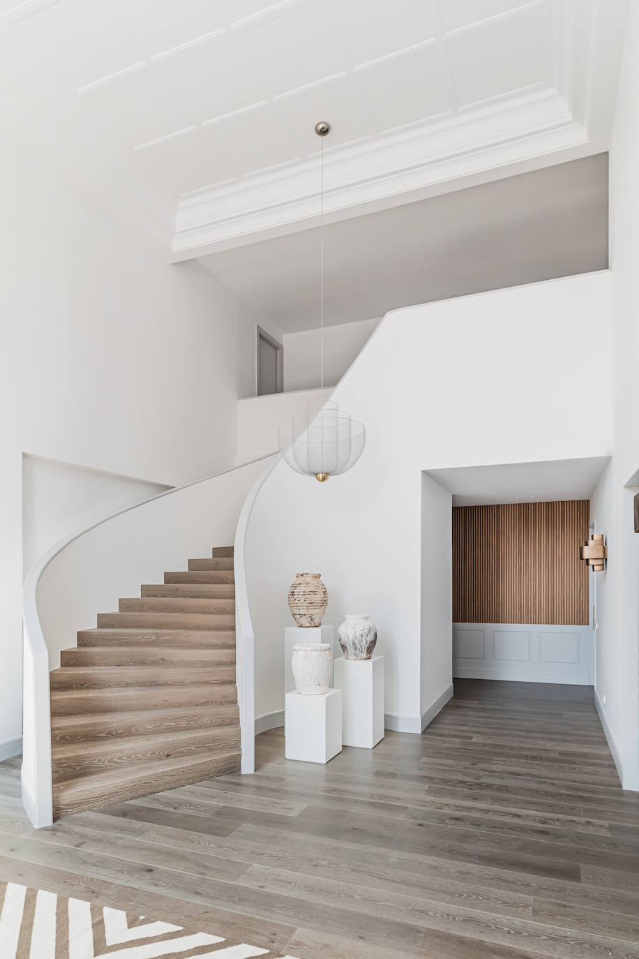 “Acogedores y llenos de personalidad, los recibidores deben ser impactantes, pero también transmitir la personalidad de la casa, con ayuda de la geometría del espacio, los materiales y la luz”.