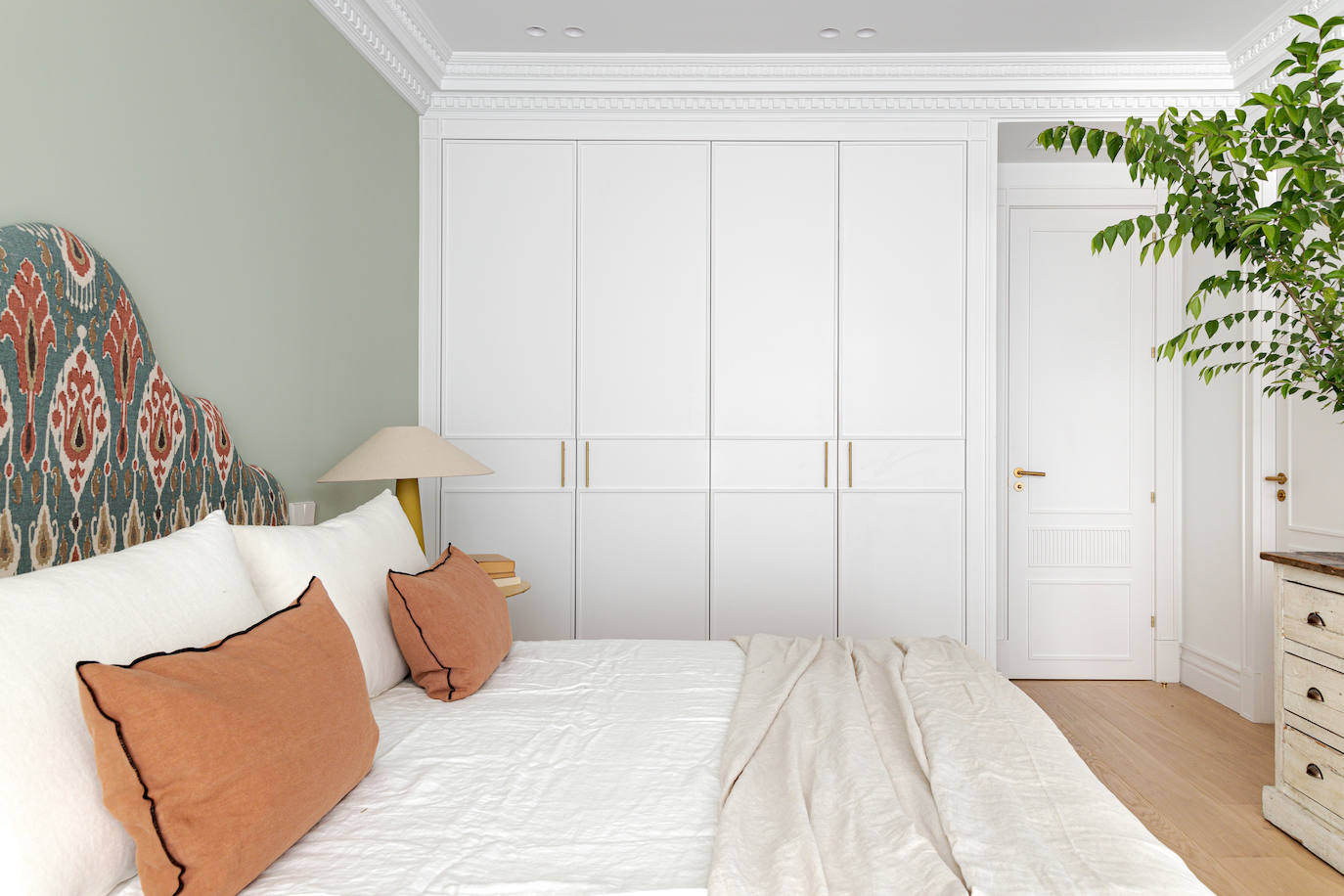 “Nos gusta seguir la máxima de Le Corbusier –“El hogar es el estuche de la felicidad”– y convertir la casa en un hogar acogedor, que invite a disfrutar, a reunirse y a descansar. El dominio de la luz tiene que ser protagonista”.