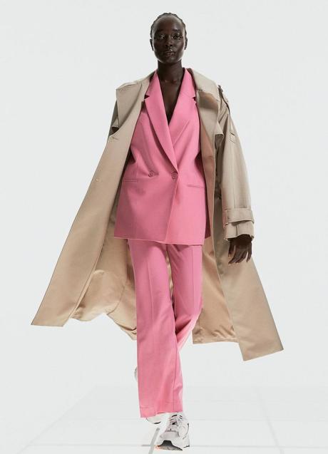 Imagen - Traje rosa con blazer cruzada