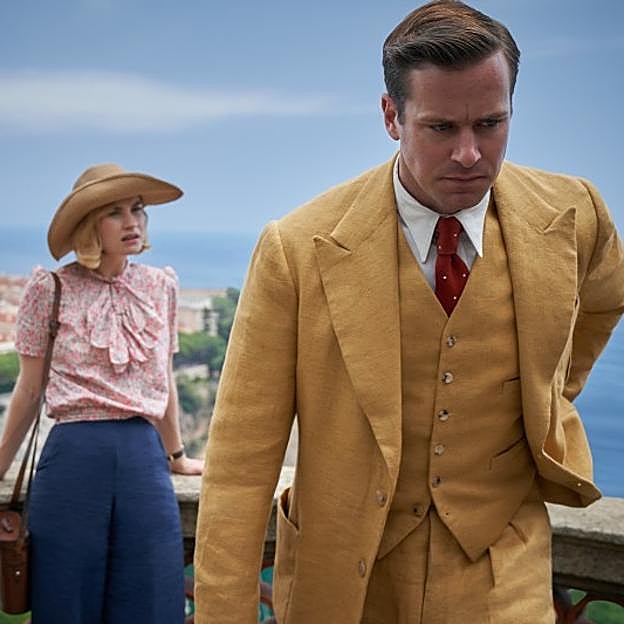 Armie Hammer y Lily James en la película Rebecca.