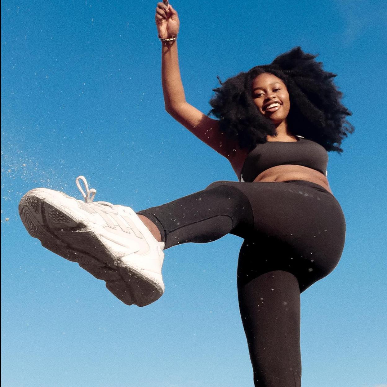 Mujer sonriente con ropa deportiva