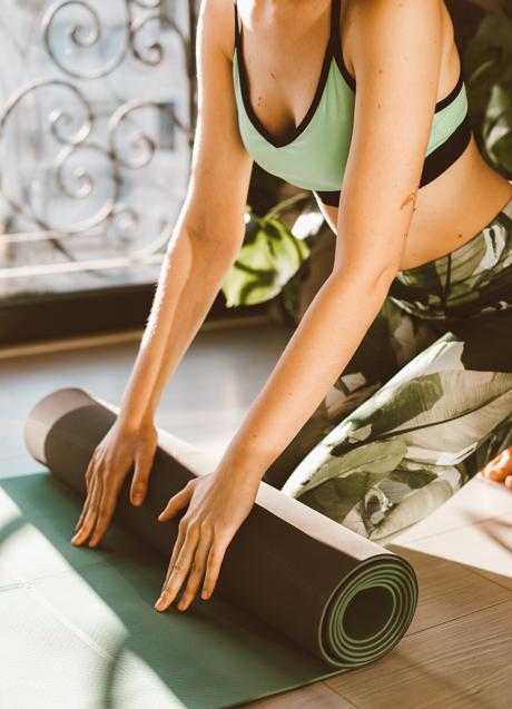 Imagen - Mujer recogiendo una esterilla de espuma/PEXELS