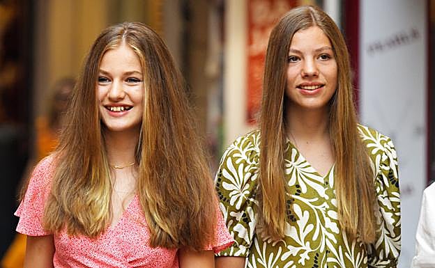 La infanta Sofía estudiará Bachillerato en el mismo internado de Gales que su hermana mayor, pero no coincidirá con ella: la princesa Leonor se gradúa este año. 