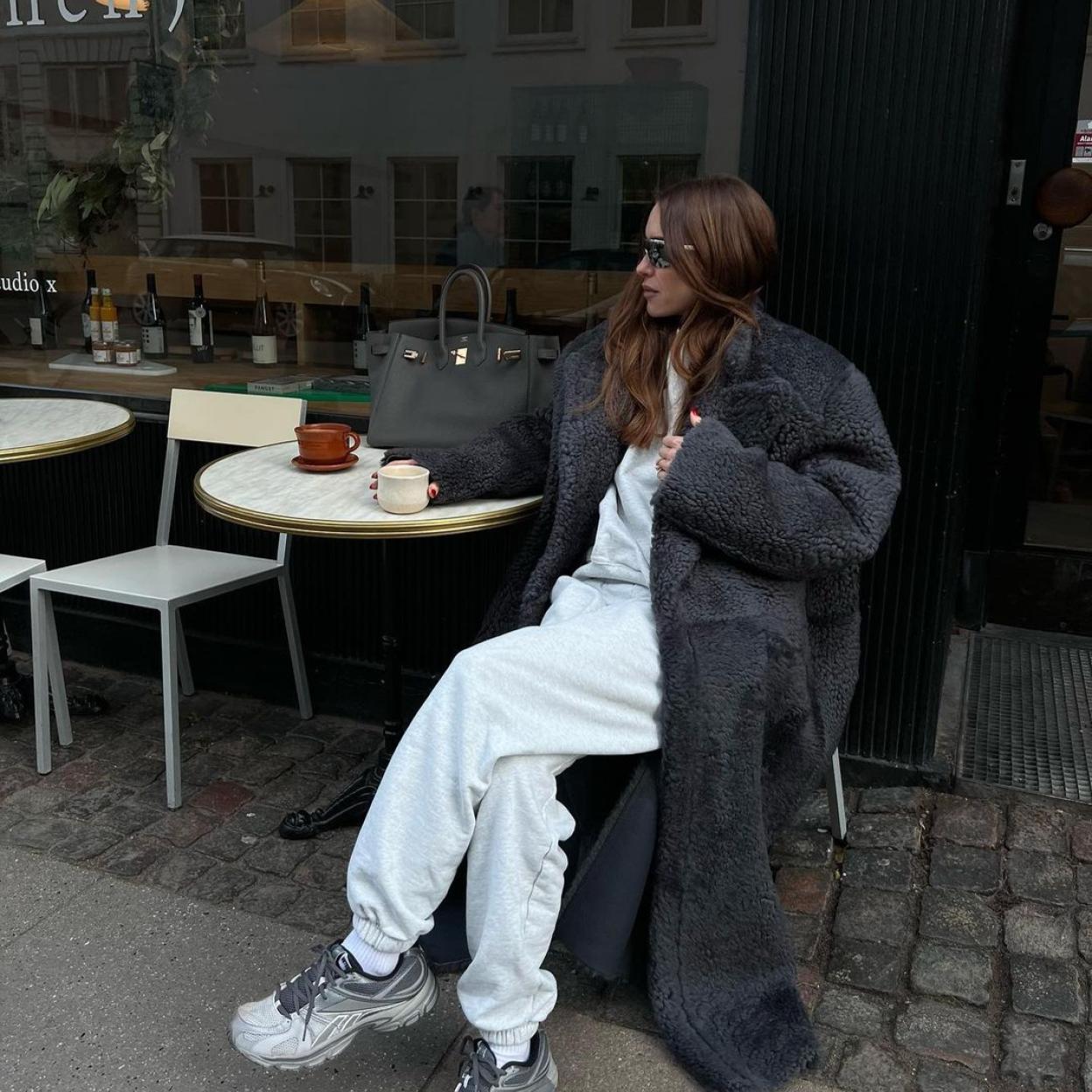 Una influencer con look cómodo.