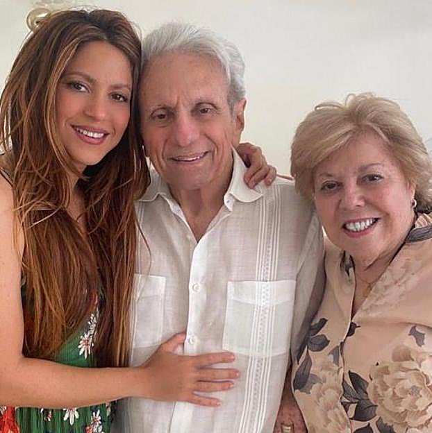 Shakira con su padre, William Mebarak Chadid, y su madre, Nidia Ripoll