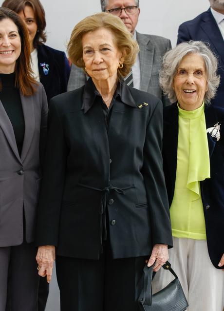 Imagen - Así es la chaqueta negra de la reina Sofía. / GTRES