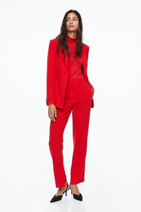 Traje con blazer oversize y pantalón recto de vestir, de H&M. Cómpralo por 39,99 euros y 32,99 euros.
