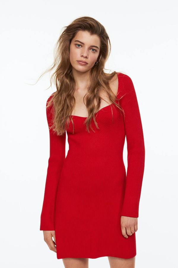 Vestido corto en tejido de punto canalé con corte entallado, escote corazón y mangas largas acampanadas, de H&M. Lo encontrarás a 59,99 euros.
