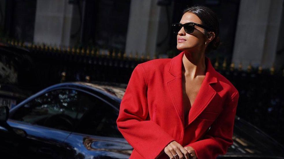 La influencer lleva un elegante total look color rojo