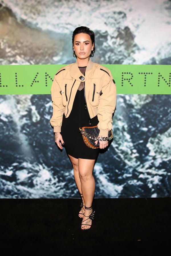 Demi Lovato, en cambio, prefirió llevar un little black dress con una chaqueta bomber técnica a contraste.