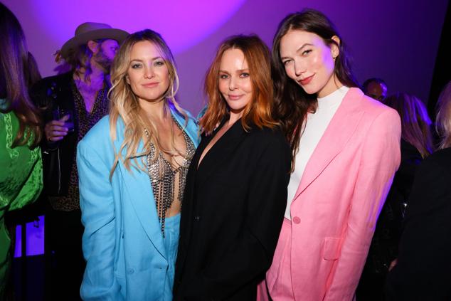 Karlie Kloss tampoco quiso perderse el acontecimiento y lo hizo con un traje rosa de corte masculino con top blanco básico. 