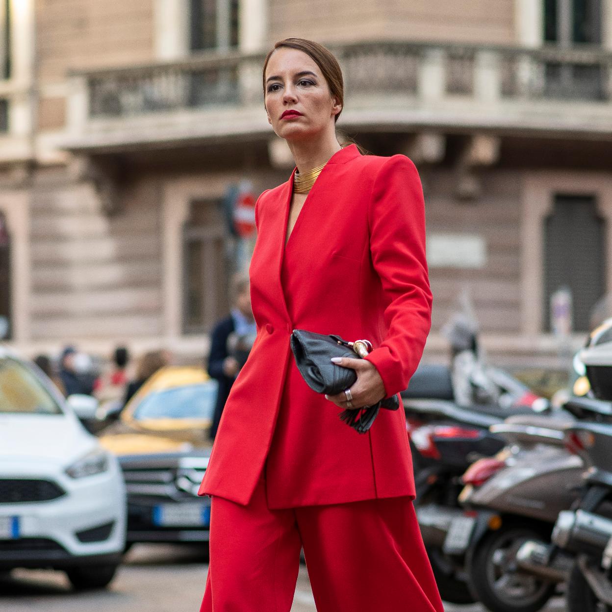 Una mujer en el 'street style' con 'total look' en rojo.
