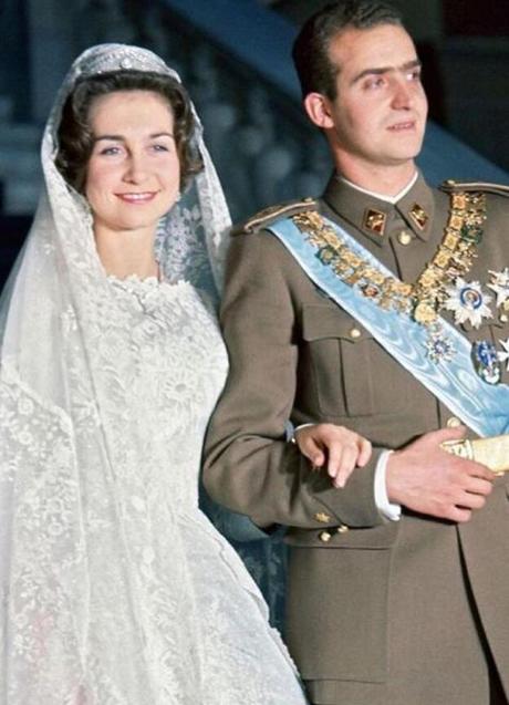 Imagen - Doña Sofía, con la tiara Prusiana, el día de su boda con Juan Carlos I.